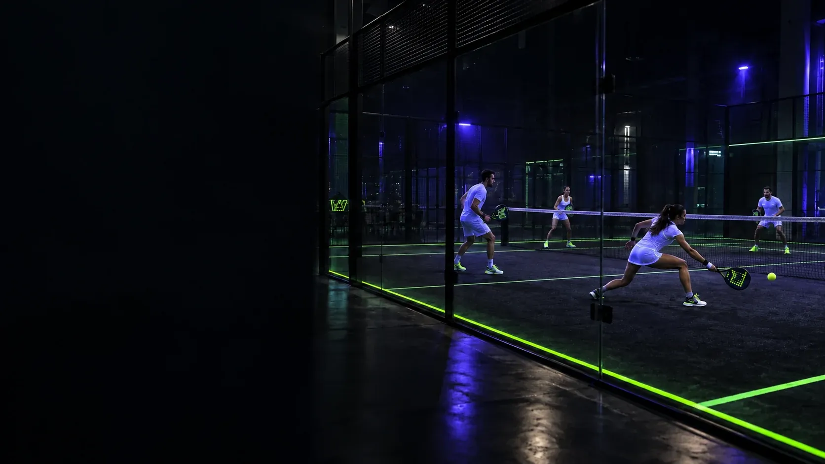 Künstlich erzeugtes Bild von vier Padelspielern unter Schwarzlicht mit leuchtenden Courtlinien