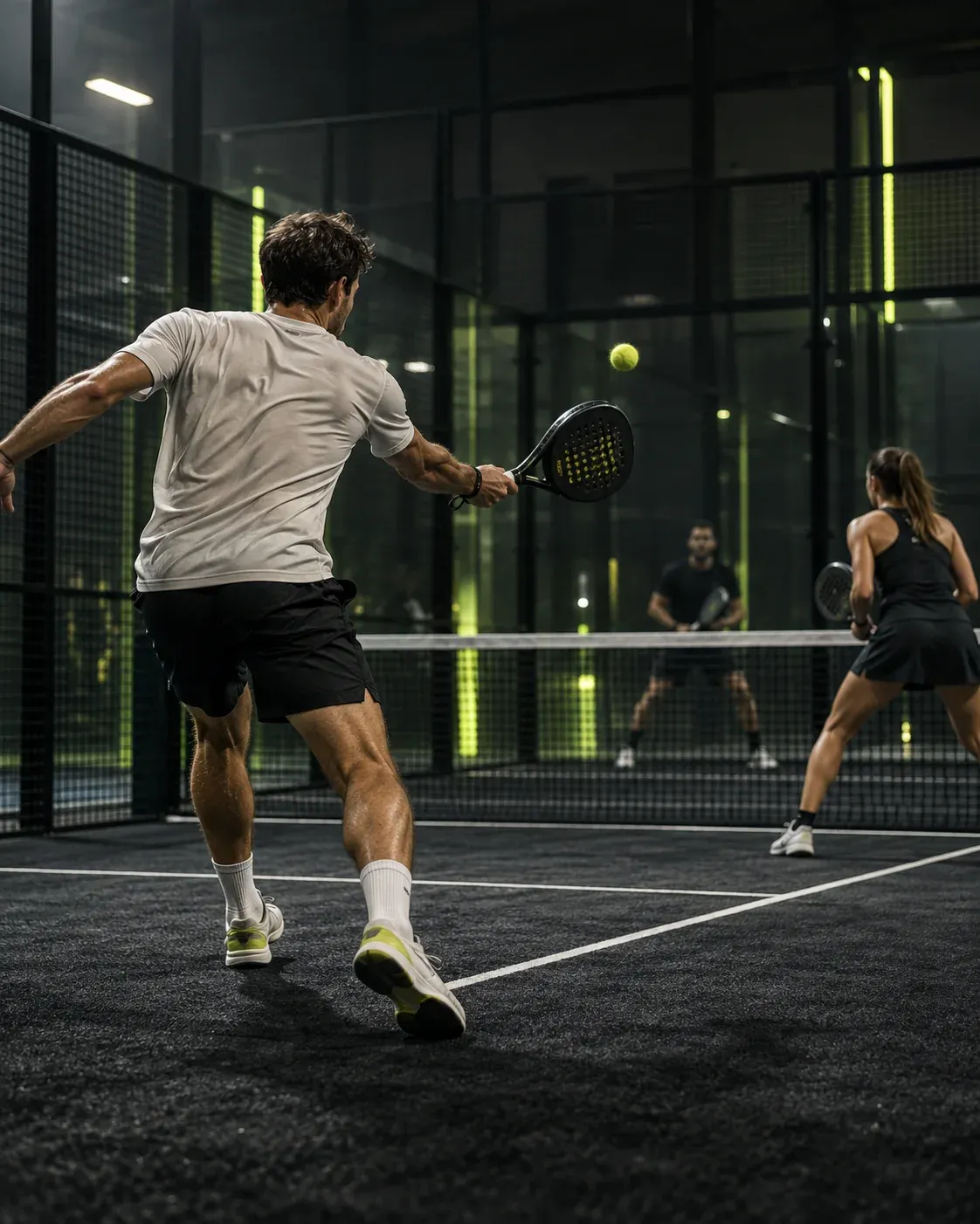 Künstlich erzeugtes Bild von Padelspielern beim Ballwechsel auf einem Court in der Halle